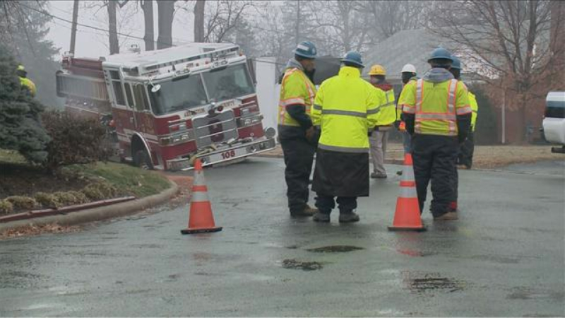 Illustration for article titled Fat-Ass Fire Truck Sinks Into Pavement